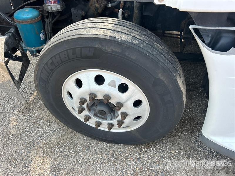 Freightliner Cascadia 125 6x4 T/A Sleeper Truck Tractor (Glider Tractor Units