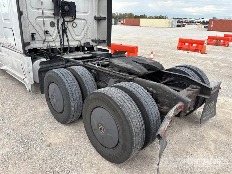 Freightliner Cascadia 126 6x4 T/A Sleeper Truck Tractor Nyergesvontatók