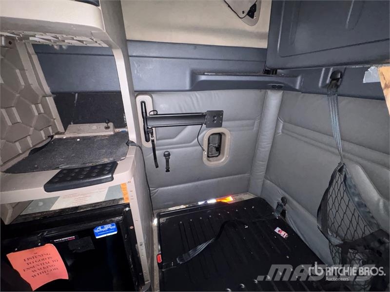Freightliner Cascadia 125 6x4 T/A Sleeper Truck Tractor Tractor Units