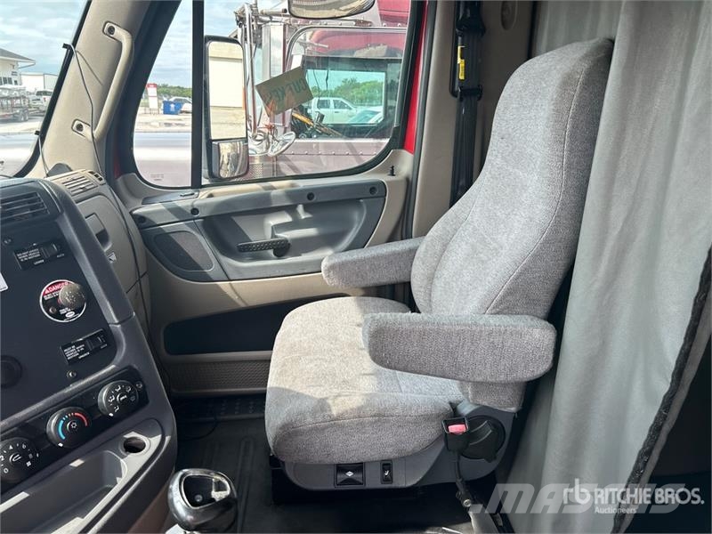 Freightliner Cascadia 125 6x4 T/A Sleeper Truck Tractor Vlačilci