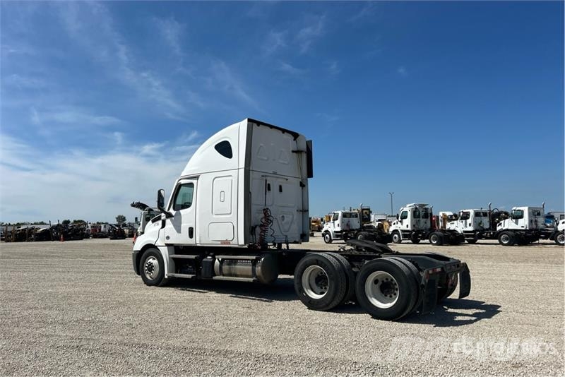 Freightliner Cascadia 126 6x4 T/A Sleeper Truck Tractor Vetopöytäautot