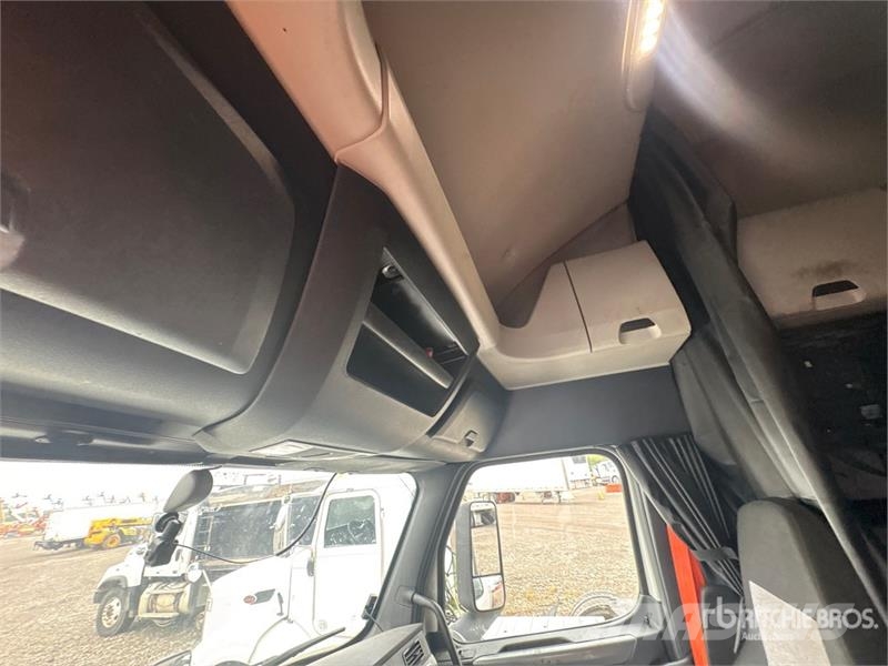 Freightliner Cascadia 126 6x4 T/A Sleeper Truck Tractor Tractores (camiões)