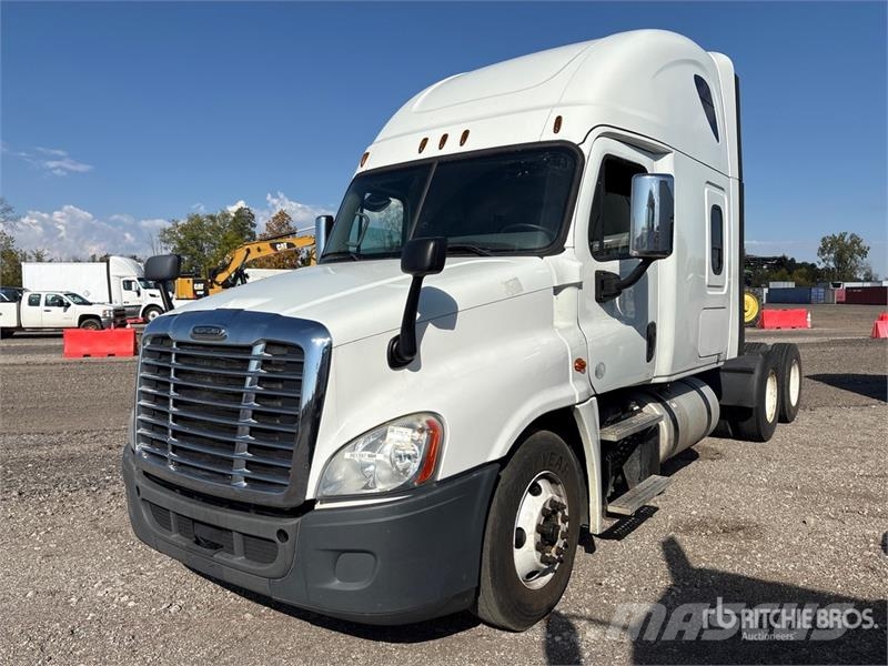 Freightliner Cascadia 125 6x4 T/A Sleeper Truck Tractor Tegljači