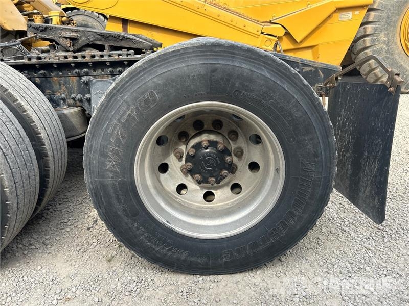 Freightliner Cascadia 126 6x4 T/A Sleeper Truck Tractor Tractor Units