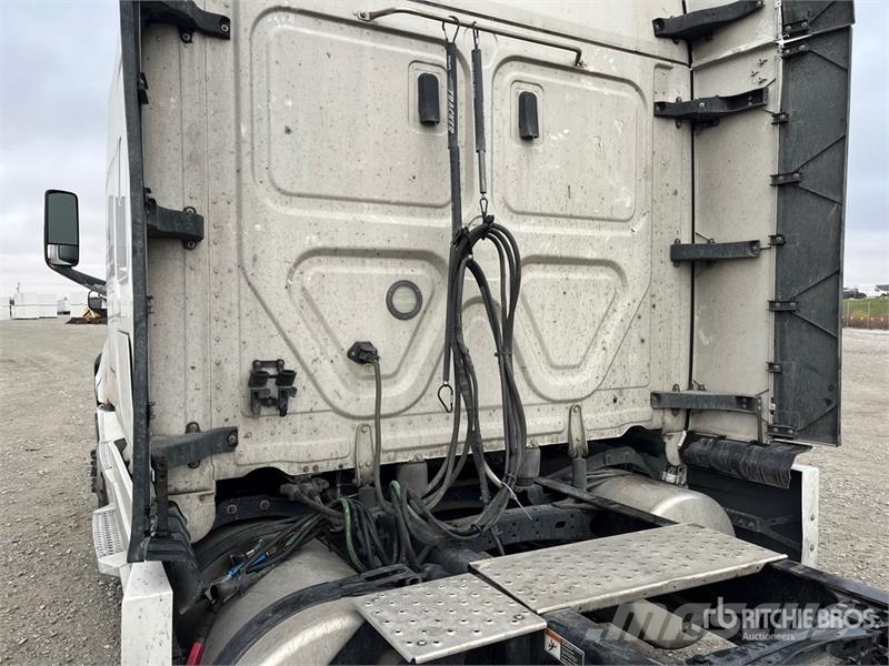 Freightliner Cascadia 126 T/A Sleeper Truck Tractor Vilcēji