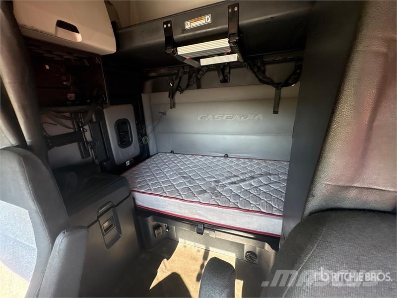Freightliner Cascadia 126 6x4 T/A Sleeper Truck Tractor (Inoper Camiones tractor