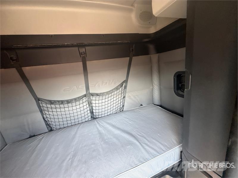 Freightliner Cascadia 126 6x4 T/A Sleeper Truck Tractor Sattelzugmaschinen