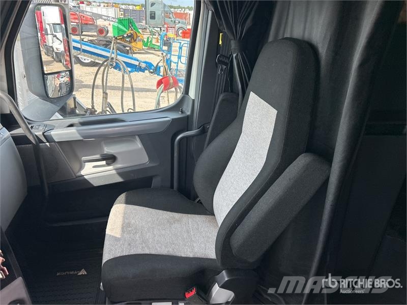 Freightliner Cascadia 126 T/A Sleeper Truck Tractor Prime Movers