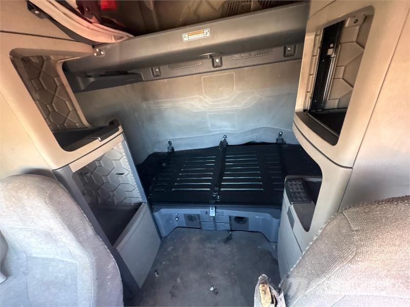 Freightliner Cascadia 125 6x4 T/A Sleeper Truck Tractor (Inoper Vilcēji
