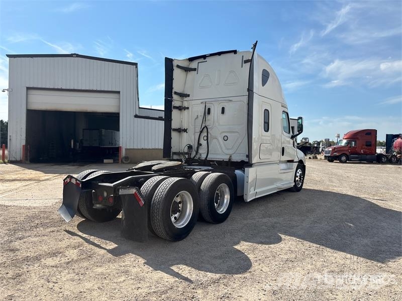 Freightliner Cascadia 126 6x4 T/A Sleeper Truck Tractor Nyergesvontatók