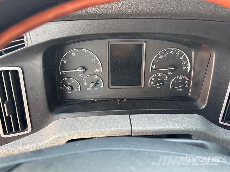 Freightliner Cascadia 126 6x4 T/A Sleeper Truck Tractor (Inoper Trekkvogner