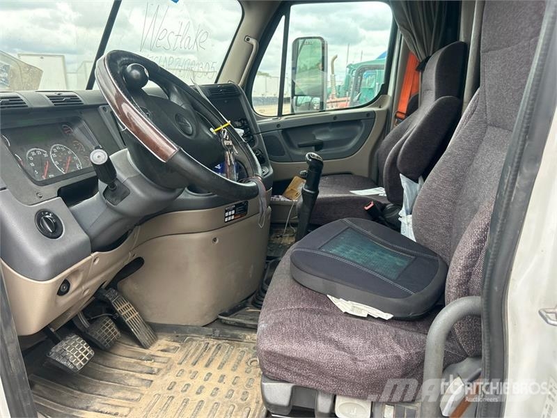 Freightliner Cascadia 125 6x4 T/A Sleeper Truck Tractor (Inoper Trekkers