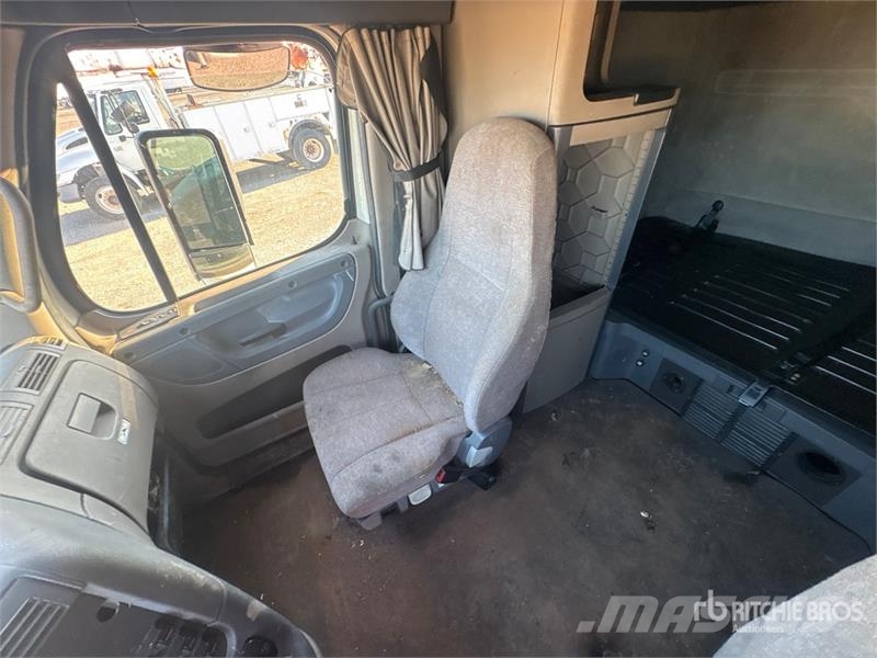 Freightliner Cascadia 125 6x4 T/A Sleeper Truck Tractor (Inoper Vilcēji