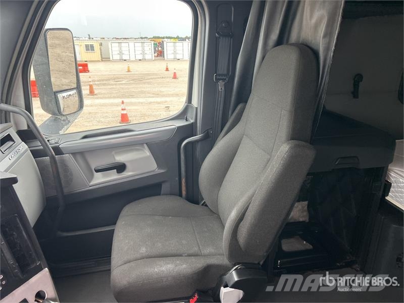 Freightliner Cascadia 126 6x4 T/A Sleeper Truck Tractor Тягачі