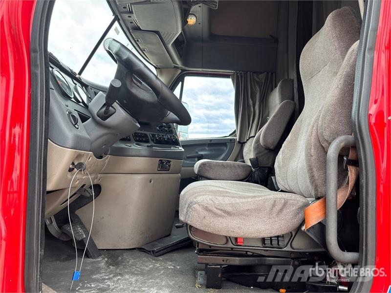 Freightliner Cascadia 125 6x4 T/A Sleeper Truck Tractor Nyergesvontatók