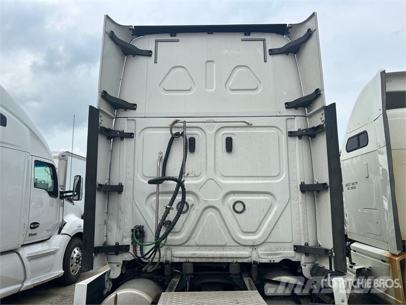 Freightliner Cascadia 126 6x4 T/A Sleeper Truck Tractor Tegljači