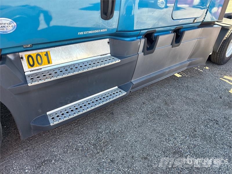 Freightliner Cascadia 126 6x4 T/A Sleeper Truck Tractor 曳引機組件