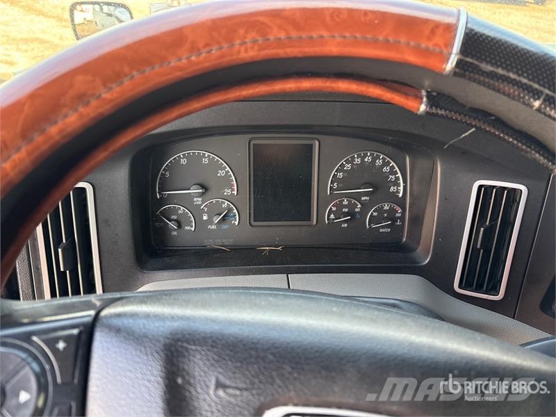 Freightliner Cascadia 126 6x4 T/A Sleeper Truck Tractor (Inoper Trekkvogner