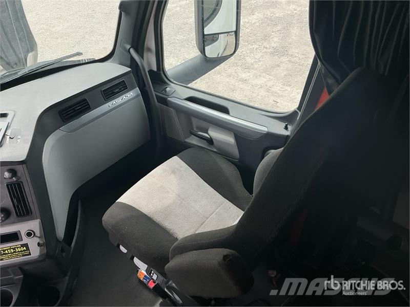 Freightliner Cascadia 126 6x4 T/A Sleeper Truck Tractor Dragbilar