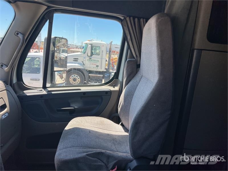 Freightliner Cascadia 125 6x4 T/A Sleeper Truck Tractor Tractor Units