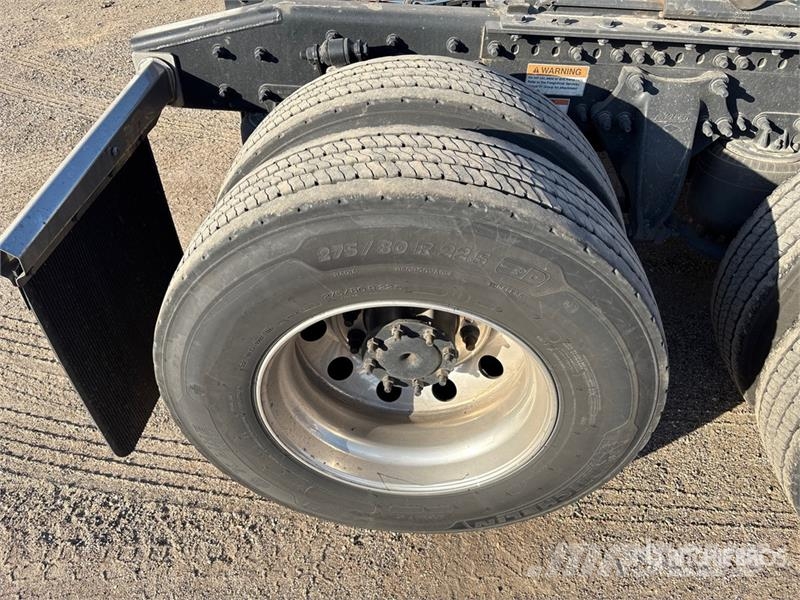 Freightliner Cascadia 126 6x4 T/A Sleeper Truck Tractor Vilcēji
