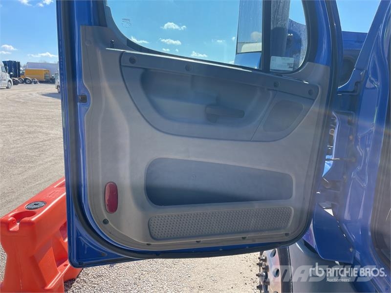 Freightliner Cascadia 125 6x4 T/A Sleeper Truck Tractor Cabezas tractoras