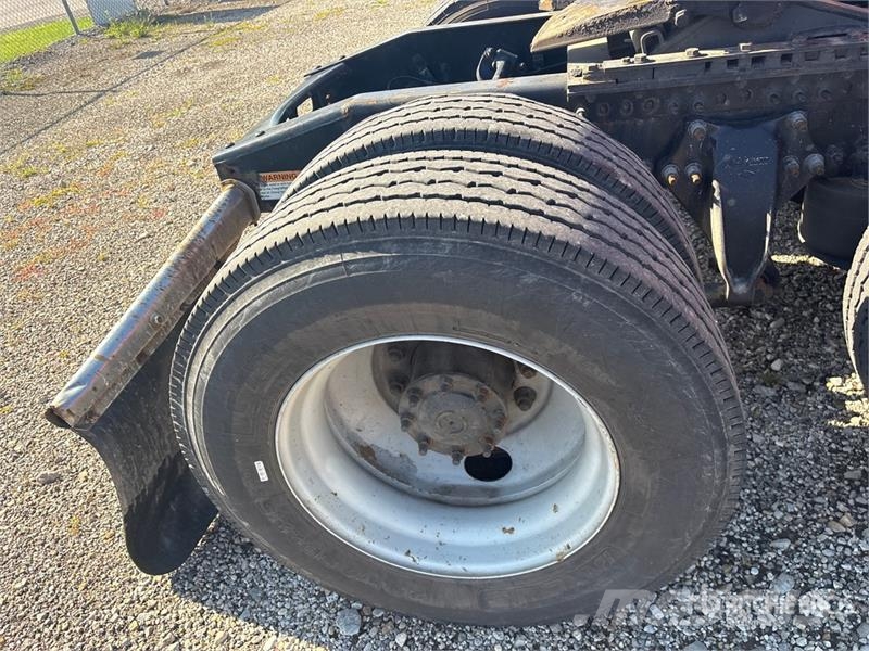 Freightliner Cascadia 126 6x4 T/A Sleeper Truck Tractor Sattelzugmaschinen