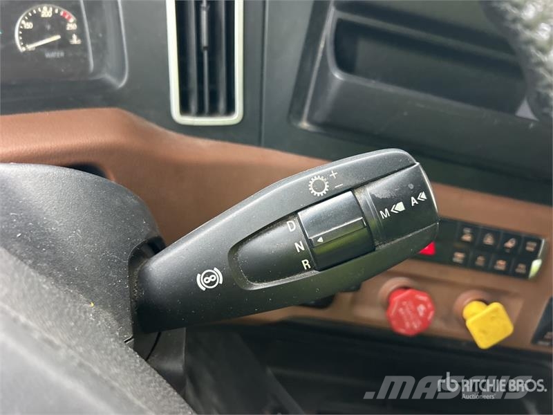 Freightliner Cascadia 126 6x4 T/A Sleeper Truck Tractor Тягачі
