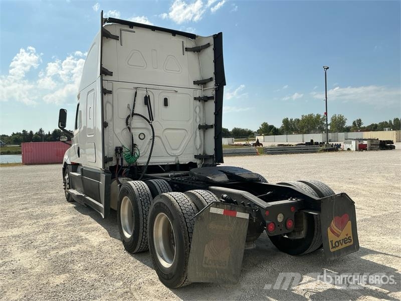 Freightliner Cascadia 126 6x4 T/A Sleeper Truck Tractor Sattelzugmaschinen