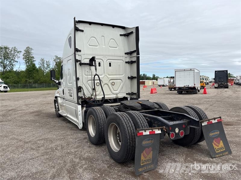 Freightliner Cascadia 125 6x4 T/A Sleeper Truck Tractor Vlačilci