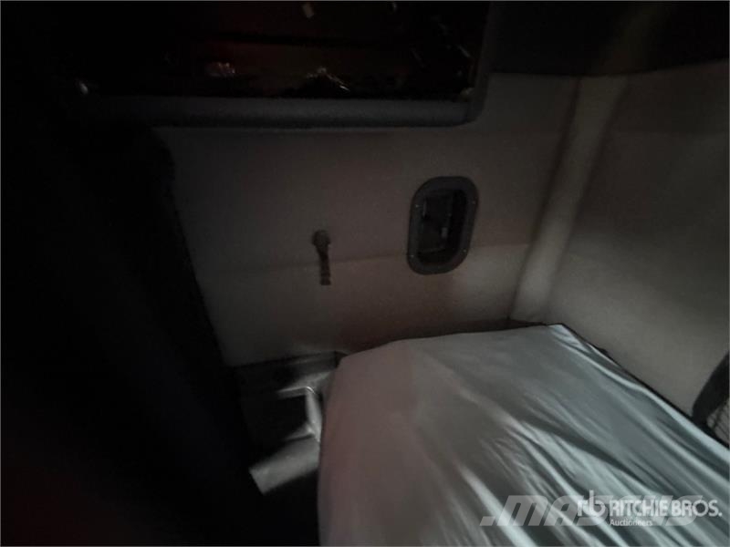 Freightliner Cascadia 126 6x4 T/A Sleeper Truck Tractor Tractor Units