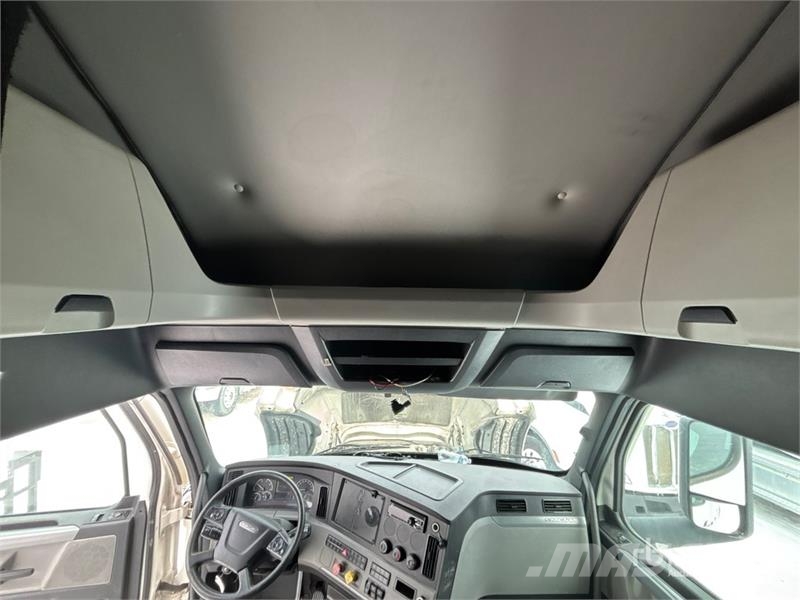 Freightliner Cascadia 126 6x4 T/A Sleeper Truck Tractor (Inoper 트랙터 유닛