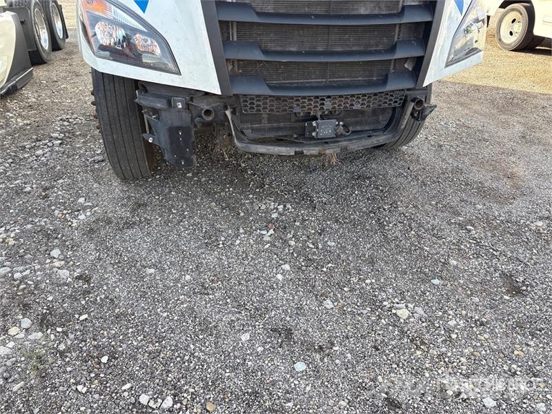 Freightliner Cascadia 126 6x4 T/A Sleeper Truck Tractor (Inoper Trekkvogner
