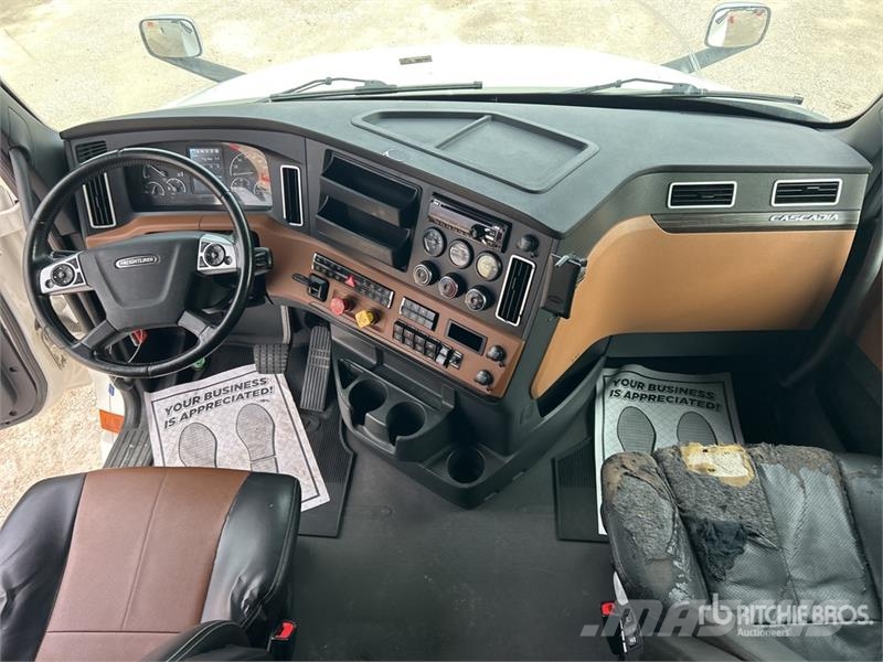 Freightliner Cascadia 126 6x4 T/A Sleeper Truck Tractor Tractores (camiões)