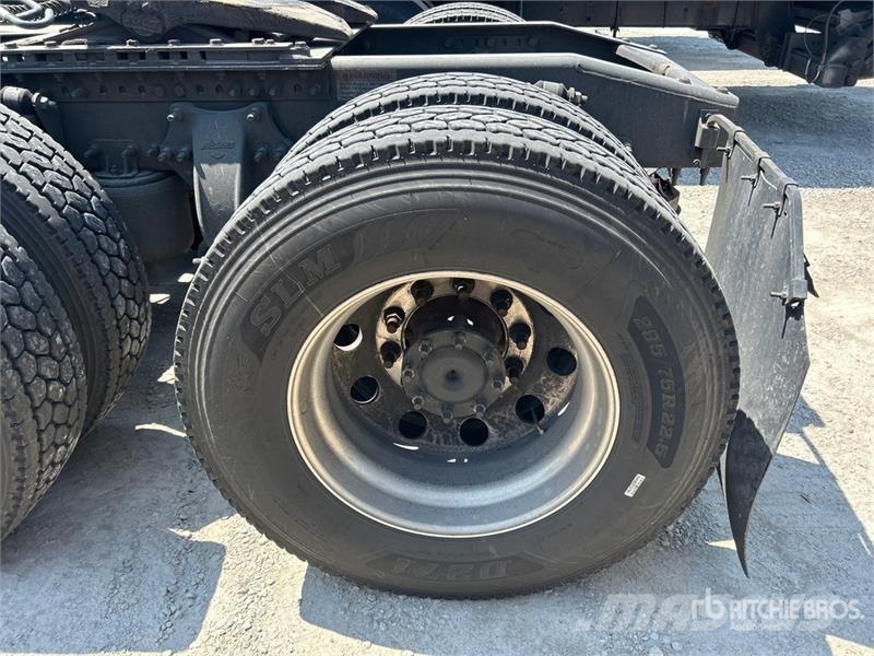 Freightliner Cascadia 126 6x4 T/A Sleeper Truck Tractor Tegljači