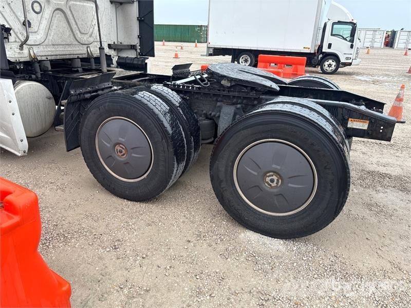 Freightliner Cascadia 126 6x4 T/A Sleeper Truck Tractor Влекачи