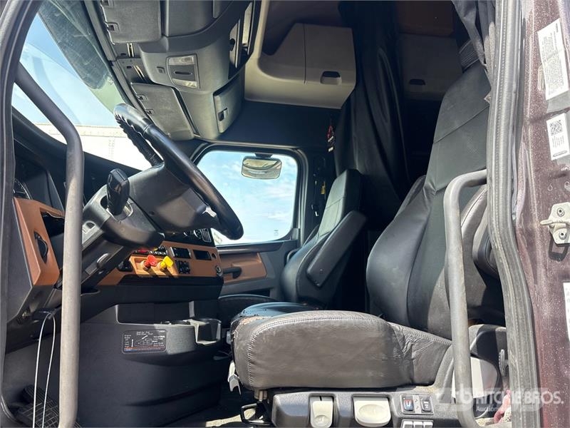 Freightliner Cascadia 126 6x4 T/A Sleeper Truck Tractor (Inoper Cabezas tractoras