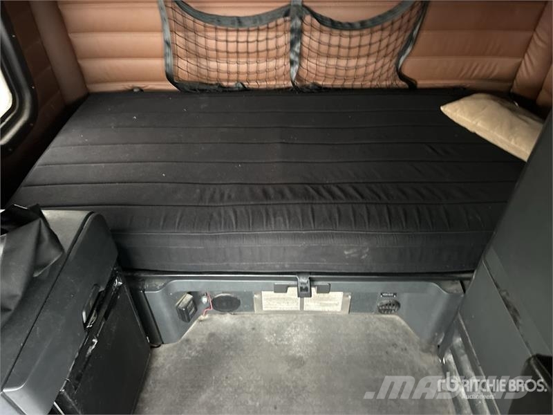 Freightliner Cascadia 126 6x4 T/A Sleeper Truck Tractor Тягачі