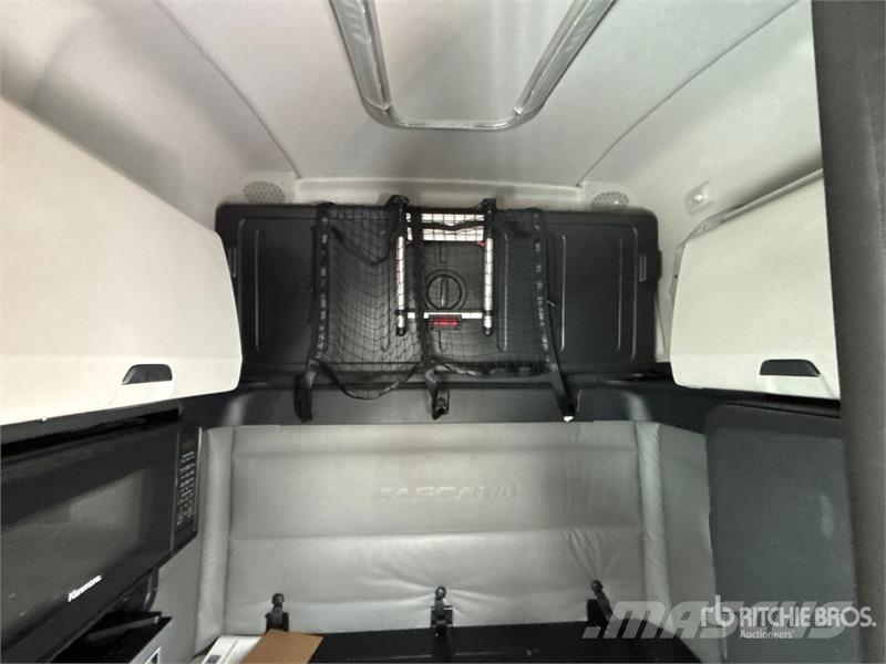 Freightliner Cascadia 126 6x4 T/A Sleeper Truck Tractor (Inoper 트랙터 유닛