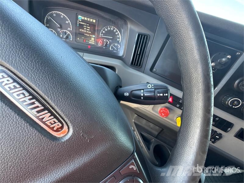 Freightliner Cascadia 126 6x4 T/A Sleeper Truck Tractor Traktorske jedinice