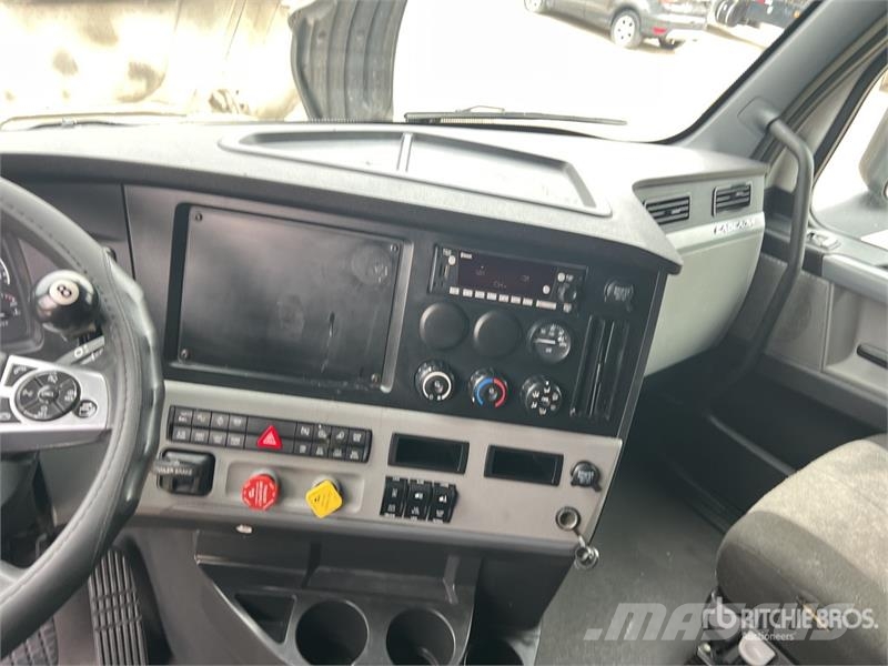 Freightliner Cascadia 126 6x4 T/A Sleeper Truck Tractor 曳引機組件