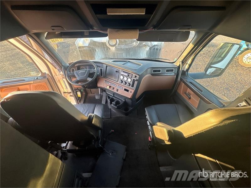 Freightliner Cascadia 116 4x2 Van Truck Sanduk kamioni