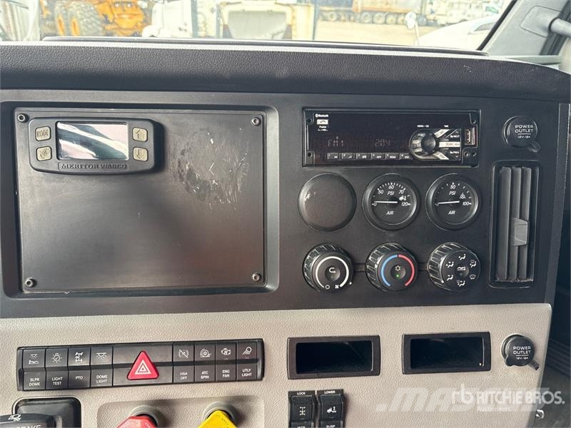 Freightliner Cascadia 126 6x4 T/A Sleeper Truck Tractor 牵引车