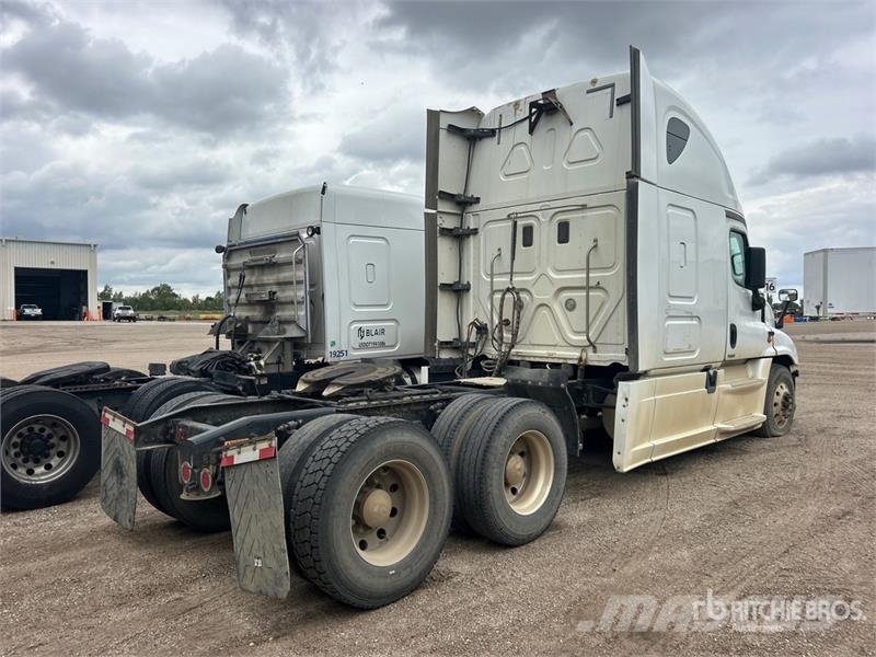 Freightliner Cascadia 125 6x4 T/A Sleeper Truck Tractor (Inoper Trekkers
