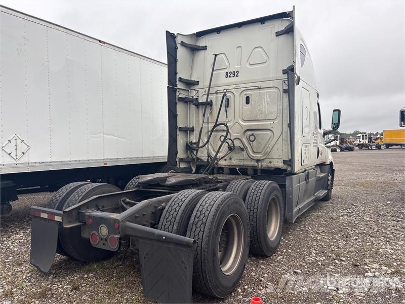 Freightliner Cascadia 126 6x4 T/A Sleeper Truck Tractor Tractores (camiões)