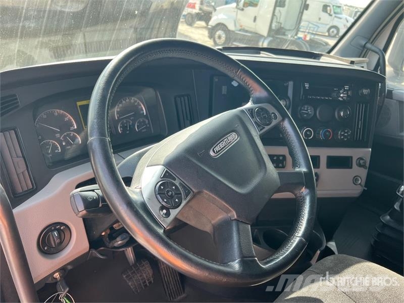 Freightliner Cascadia 126 6x4 T/A Sleeper Truck Tractor Sattelzugmaschinen
