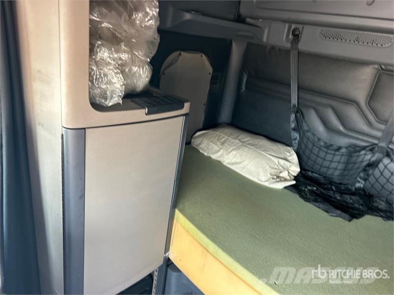 Freightliner Cascadia 125 6x4 T/A Sleeper Truck Tractor (Glider Tractor Units