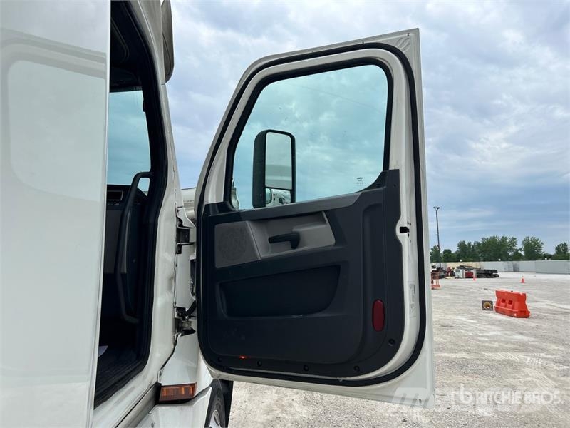 Freightliner Cascadia 126 6x4 Rebuilt Title* T/A Sleeper Truck  Cavalos mecânicos