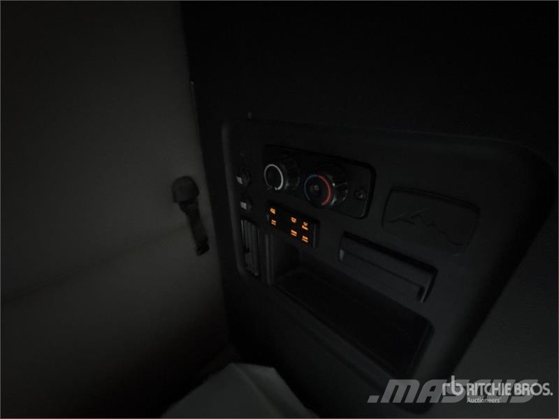 Freightliner Cascadia 126 6x4 T/A Sleeper Truck Tractor Tractor Units