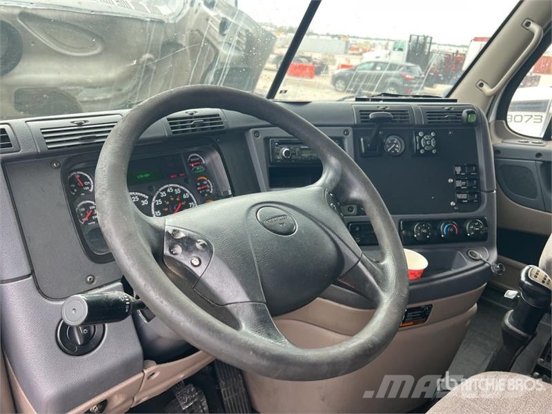 Freightliner Cascadia 125 6x4 T/A Sleeper Truck Tractor Тягачі